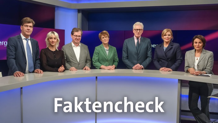 Sandra Maischberger und die Gäste der Sendung im Studio