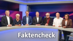 Sandra Maischberger und die Gäste der Sendung im Studio