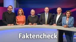 Sandra Maischberger und die Gäste der Sendung im Studio