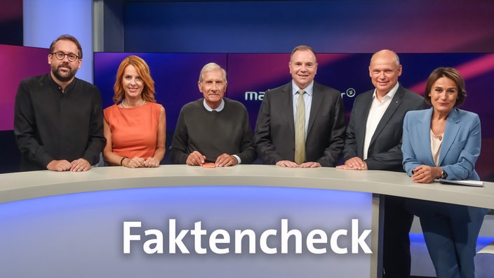 Sandra Maischberger und die Gäste der Sendung im Studio