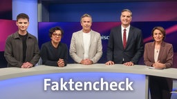 Sandra Maischberger und die Gäste der Sendung im Studio