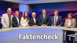 Sandra Maischberger und die Gäste der Sendung im Studio