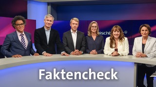 Sandra Maischberger und die Gäste der Sendung im Studio