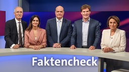 Sandra Maischberger und die Gäste der Sendung im Studio