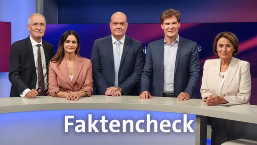 Sandra Maischberger und die Gäste der Sendung im Studio