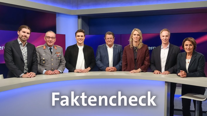 Sandra Maischberger und die Gäste der Sendung im Studio