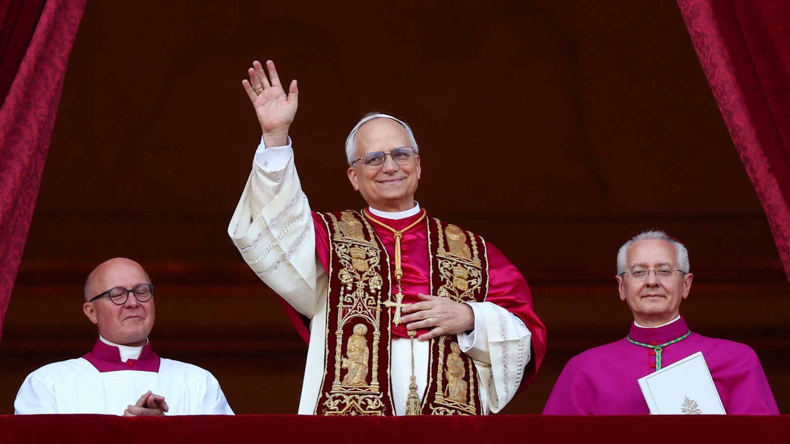 Der neue Papst Leo XIV winkt von dem Balkon des Petersdoms.