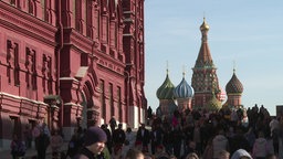 Menschenmenge neben dem Historischen Museum der Stadt Moskau und im Hintergrund die Basilius-Kathedrale