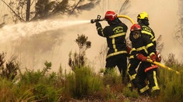 Feuerwehrleute beim Löschen einer Brandsituation