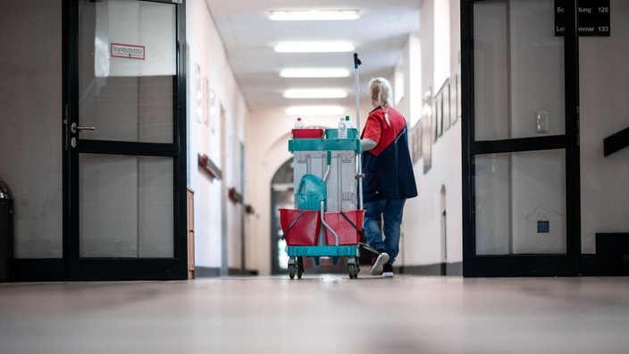 Reinigungskraft in einer Schule