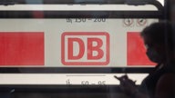 Ein Reisender sitzt in einem ICE der Deutschen Bahn.