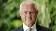 Das Bild zeigt Peter Kurth vor einem grünen Hintergrund.