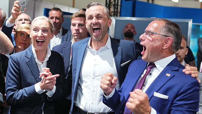 Die AfD-Politiker Alice Weidel (links), Ulrich Siegmund (Mitte) und Tino Chrupalla (rechts) am 06.09.2026 in Magdeburg.