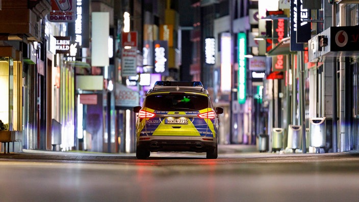 Ein Polizeiauto steht in der Hohe Straße in Köln.