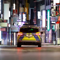 Ein Polizeiauto steht in der Hohe Straße in Köln.