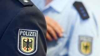 Zwei Bundespolizisten in Uniform
