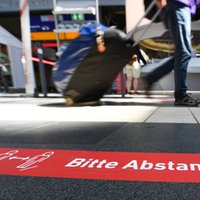 Ein Klebeband mit der Aufschrift "Bitte Abstand halten" ist im Frankfurter Hauptbahnhof am Boden aufgeklebt.