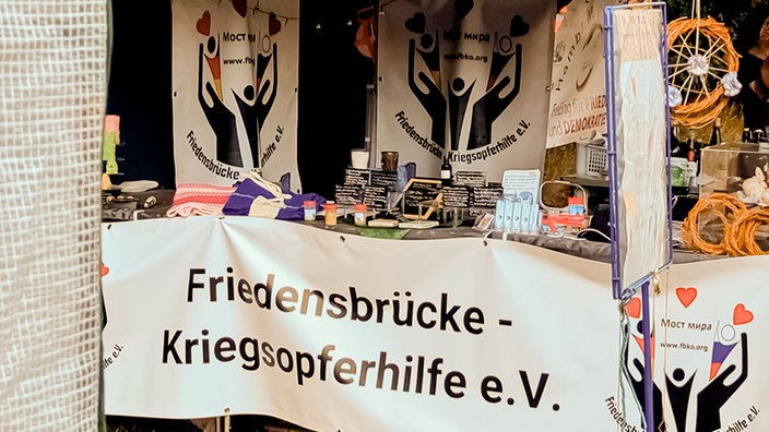 Stand des Vereins "Friedensbrücke - Kriegsopferhilfe" 