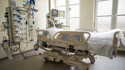 Leeres Bett in einem Zimmer einer Intensivstation in Berlin