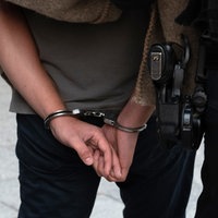 Symbolfoto: Polizisten führen einen verdächtigen Mann ab.