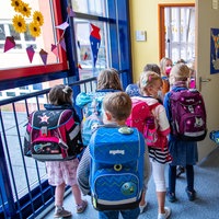 Schüler:innen in Rostock an ihrem ersten Schultag