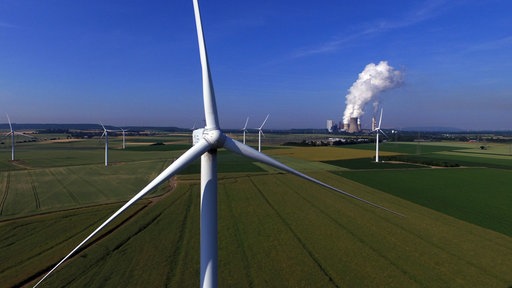 Windräder vor dem Braunkohlekraftwerk Niederaußem