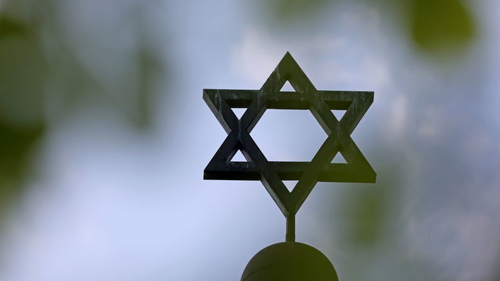 Stern auf der Synagoge in Halle.