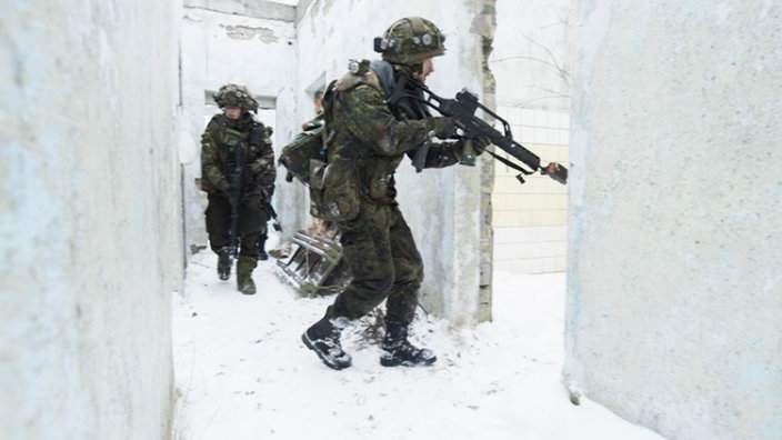 Soldaten laufen herum