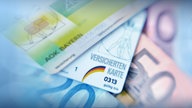Bild mit Krankenversichertenkarten und Eurobanknoten