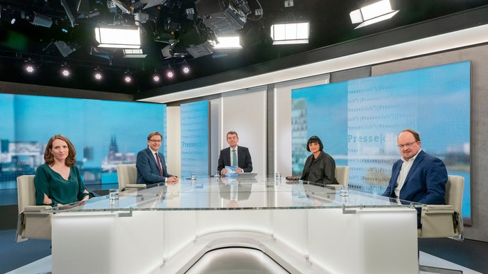 Jörg Schönenborn sitzt mit seinen Gästen, Ann Kathrin Müller, Klaus Strunz, Silke Mertins und Stephan-Götz Richter im neuen Studio 