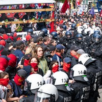 Bei der Abschlussdemonstration des Protestcamps "Rheinmetall entwaffnen" umringt die Polizei Teilnehmer der Demo.