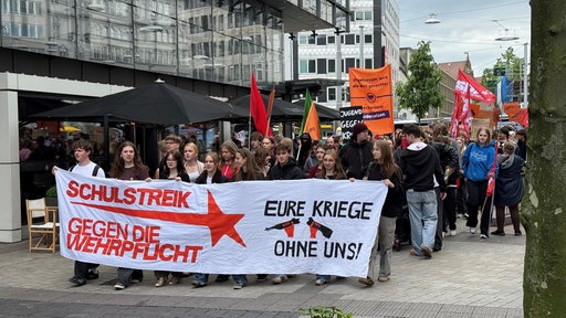Jugendliche des Schülerstreiks ziehen durch die Bielefelder Innenstadt