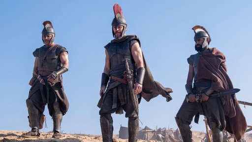 Jimmy Gonzales (l) als Cepheus, Matt Damon (M) als Odysseus und Himesh Patel als Eurylochus in einer Szene des Films "Die Odyssee".