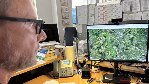 Disponent Thorsten Nitschke behält eine Karte im Auge