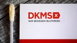 DKMS-Logo mit Teststäbchen