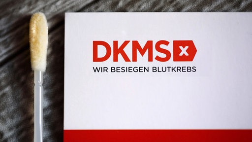 DKMS-Logo mit Teststäbchen