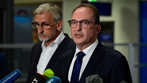 Bundesinnenminister Alexander Dobrindt (rechts) und Sachsens Innenminister Armin Schuster (links)