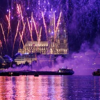 Ein Feuerwerk schießt in den Himmel, im Hintergrund der Kölner Dom