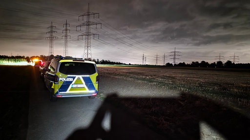 Die Polizei im Einsatz bei einem Umspannwerk bei Dormagen