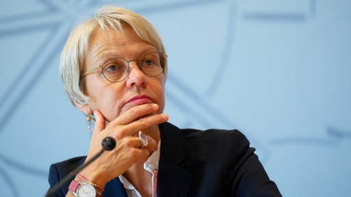 Die nordrhein-westfälische Bildungsministerin Dorothee Feller (CDU) sitzt bei einer Pressekonferenz zum Start des neuen Schuljahres auf dem Podium.