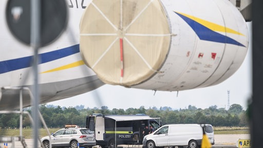 Kriminaltechniker der Polizei in der Nähe eines ukrainischen Flugzeugs auf dem Flughafen Leipzig/Halle