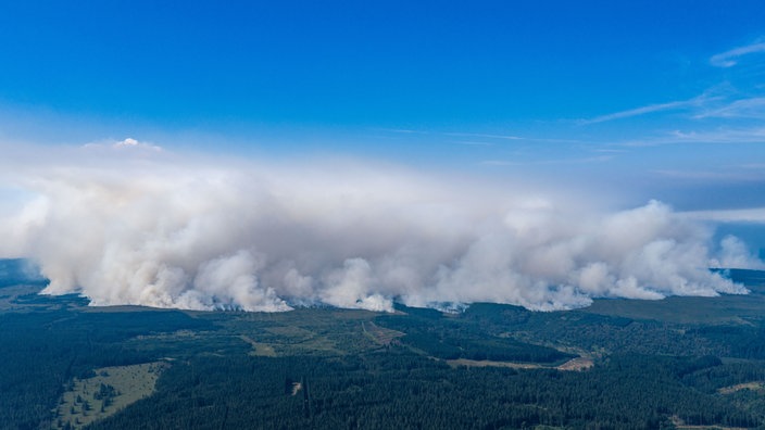 Eine Drohnenaufnahme des großen Waldbrands im Gebiet des Hohen Venn 