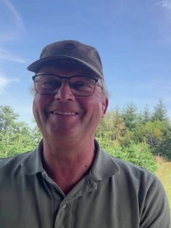 Hans-Jörg Beckmänning, Landwirt und Tannenanbauer vor einer Tannenplantage