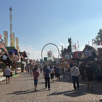 Gäste schlendern zwischen den Ständen der Düsseldorfer Rheinkirmes