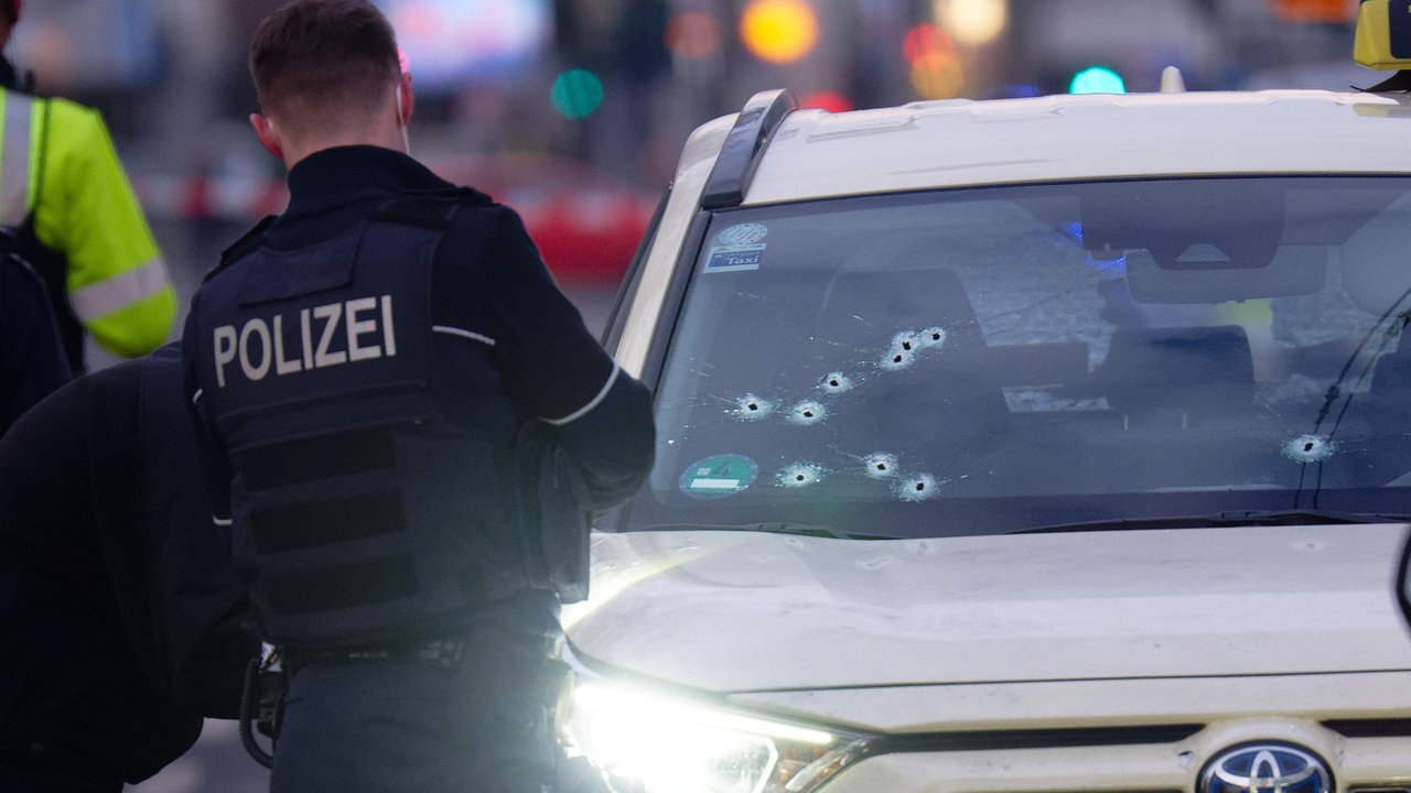  Ein Taxi mit Schusslöchern in der Frontscheibe steht auf der Straße