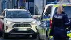  Ein Taxi mit Schusslöchern in der Frontscheibe steht auf der Straße