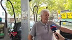 Ein Mann wird bei einer Tankstelle interviewt