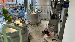 Das Bild zeigt das Herzstück der Wasserstoffanlage, mehrere Metalltanks