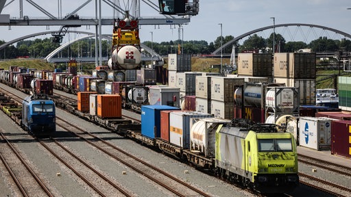 Ein Container wird im Gateway Terminal im Duisburger Hafen verladen