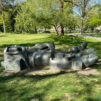 Auf der Wiese im Park steht der leere Sockel der gestohlenen Skulptur.